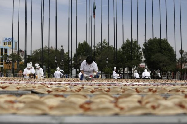 Мексиканские повара побили мировой рекорд, приготовив самый длинный тако (6 фото)