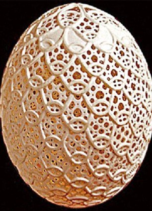 Резные пасхальные яйца, созданные словенским художником Франком Громом (14 фото)