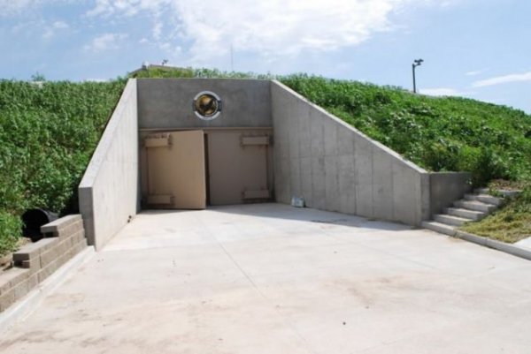 Экстравагантный подземный бункер на конец света (17 фото)