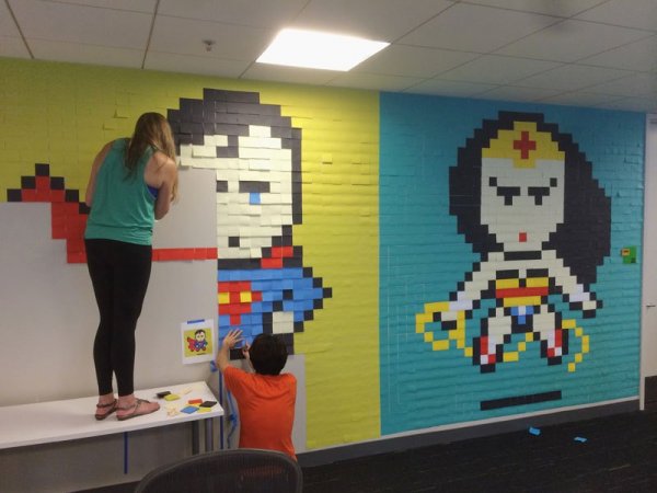 Пиксельные рисунки супергероев на стенах креативного агентства (20 фото)
