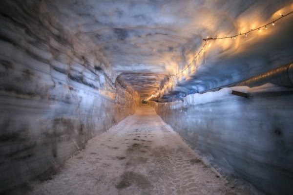 Крупнейший в мире ледяной тоннель, построенный человеком, открылся в Исландии (10 фото)