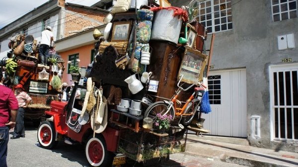 Yipao: Странный колумбийский парад джипов (16 фото)