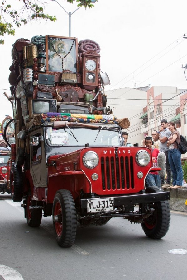 Yipao: Странный колумбийский парад джипов (16 фото)