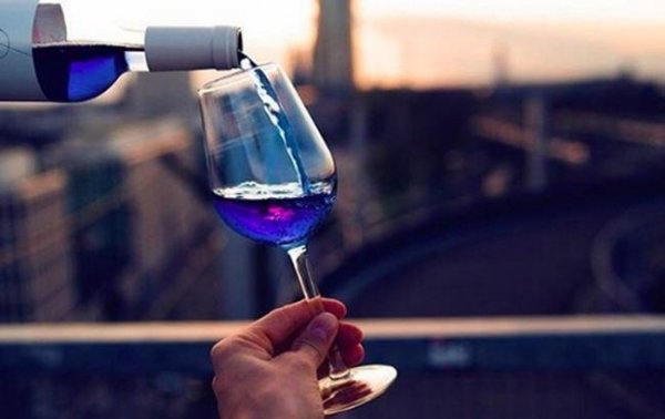 В Испании придумали вино голубого цвета
