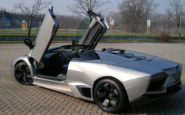 На торги выставят необычный суперкар Lamborghini Reventon