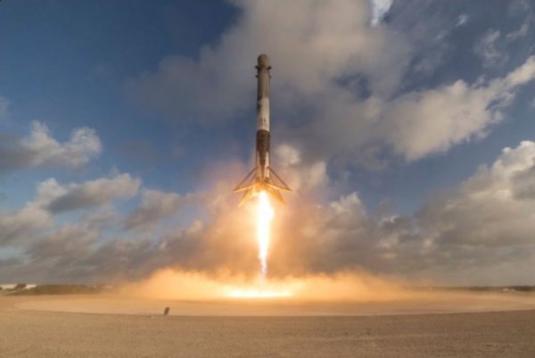 С третьей попутки корпорация SpaceX всё же запустила спутник