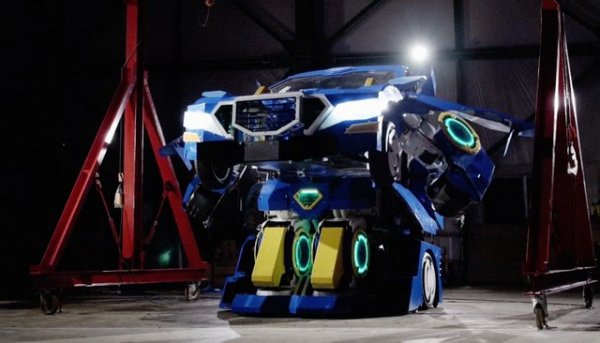 Всего за минуту японский автомобиль превращается в робота