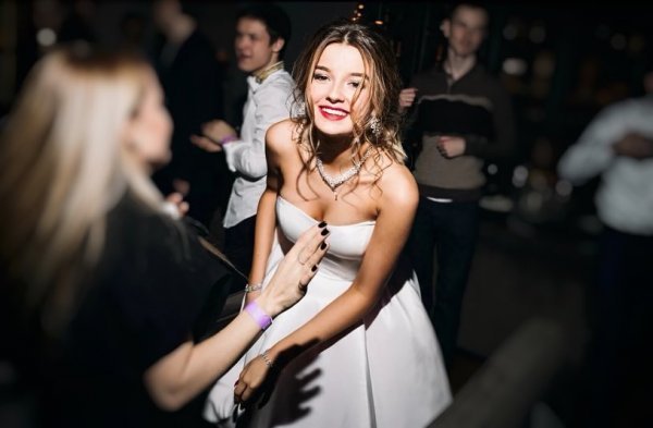Александра Стриженова встретила 18-летие в образе невесты