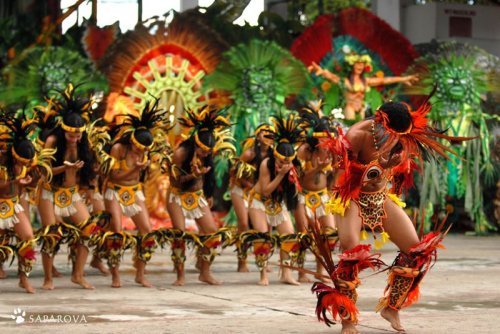 Бразильские индейцы зажигают на карнавале