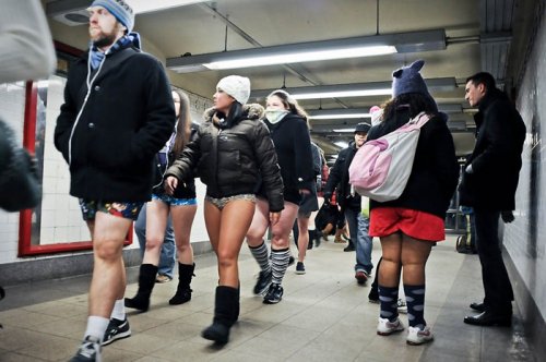 Поездка в метро без штанов