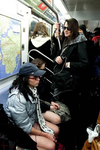 Поездка в метро без штанов