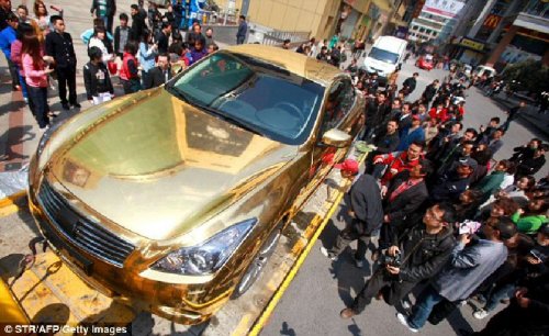 Полицией была конфискована машина из чистого золота