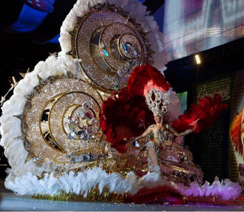 Празднование карнавала Тенерифе в Санта-Крус  