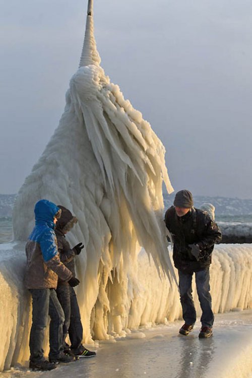 Ледовые скульптуры на Женевском озере
