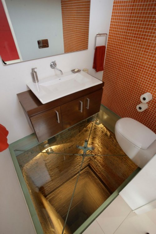 Необычная ванна над шахтой лифта