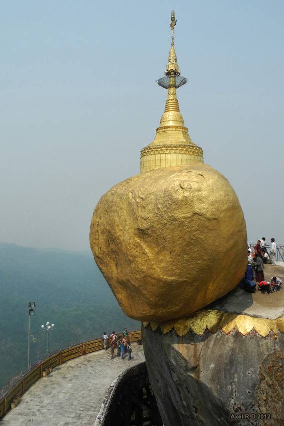 Золотой Камень – позолоченный валун Будды