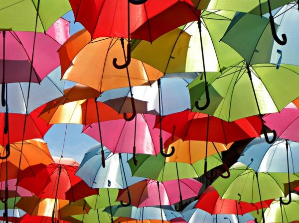Красочная выставка парящих зонтов в Агуэда, Португалия