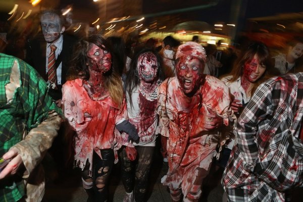 В Берлине накануне Хэллоуина прошел зомби-парад