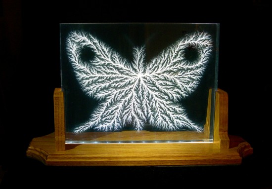 Художник заключает электрические молнии в прозрачные акриловые блоки для создания «Пойманных Молний»