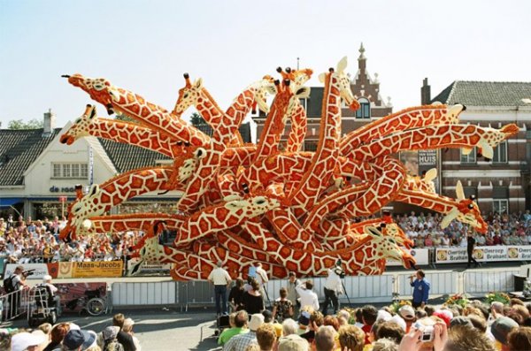 Огромные скульптуры из георгинов на цветочном параде «Bloemencorso»