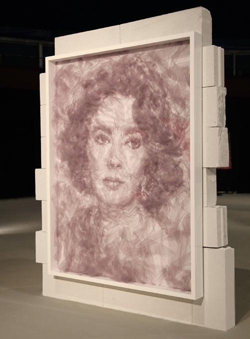Художник создает пугающе реалистичные портреты из тюлевой сетки