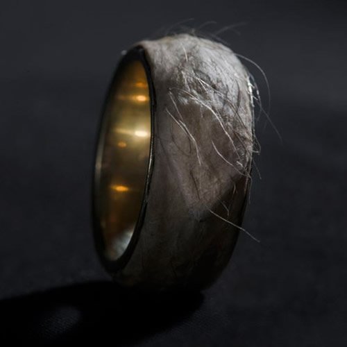 Дизайнер покрыл золотое кольцо стоимостью в $500 000 куском своей кожи