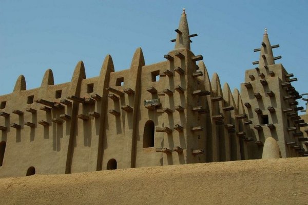 Великая мечеть Дженне – самое большое в мире здание из сырцового кирпича