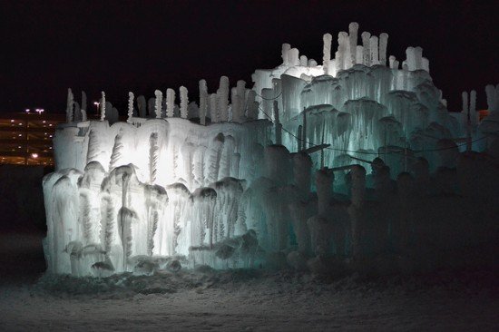 Художник создаёт невероятные, почти 8-метровые замки из сосулек