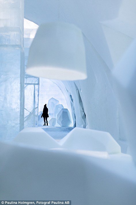 Невероятные новые интерьеры Icehotel в Швеции (18 фото)