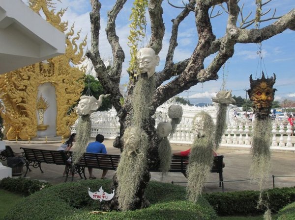 Ват Ронг Кхун: Буддийский храм, созданный по научно-фантастическим фильмам