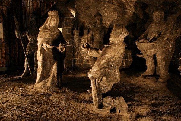 Соляная шахта в Величке: подземная галерея соляного искусства