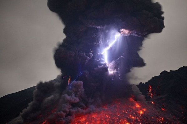 Потрясающие фотографии вулканических молний от Мартина Риетце