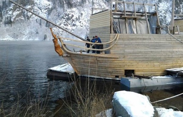 Русский Джек Воробей строит свой пиратский корабль «Чёрная жемчужина»