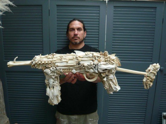 Художник создаёт жуткие модели огнестрельного оружия из костей животных