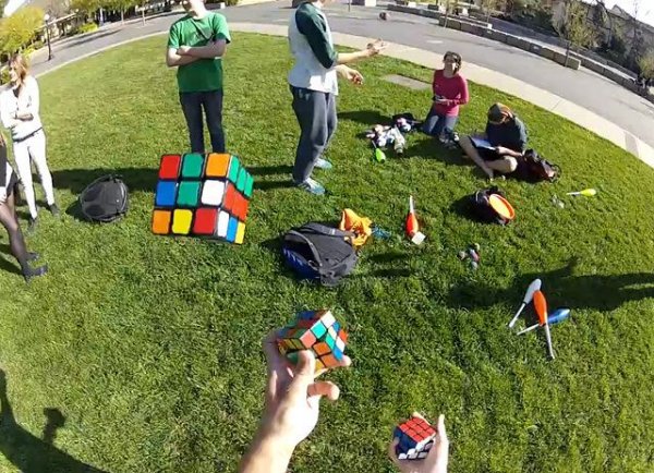 Студент собирает три кубика-рубика, жонглируя ими