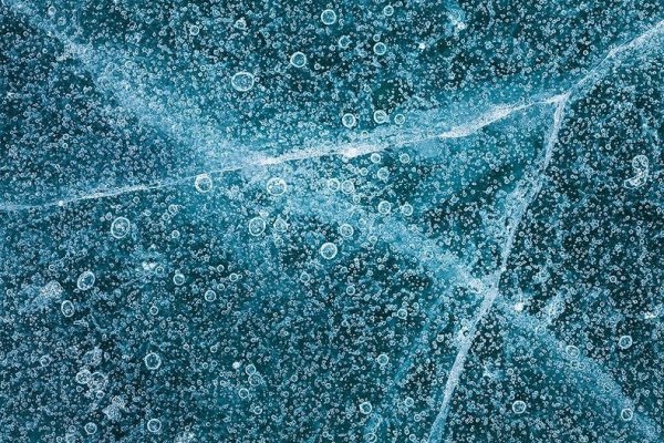 Уникальная поверхность замёрзшего озера Авраам (10 фото)