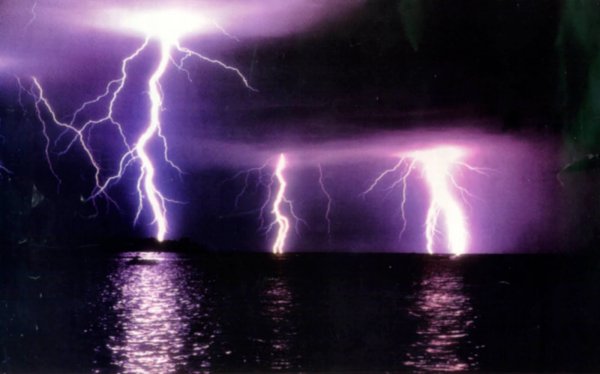 Уникальное природное явление молнии Кататумбо (11 фото)
