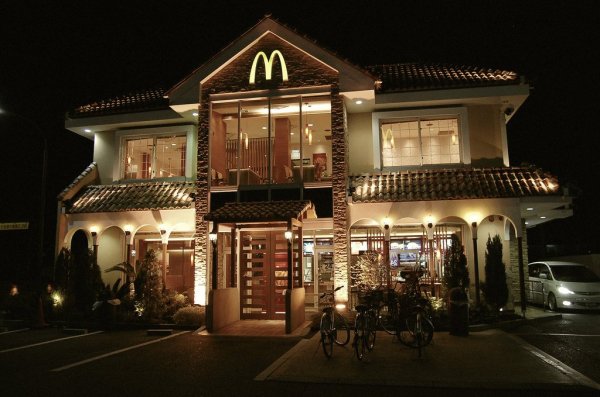 Коллекция фотографий McDonald's со всего мира (29 шт)