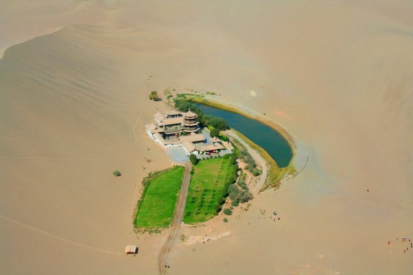 Уникальный оазис Дуньхуан в пустыне Гоби (12 фото)