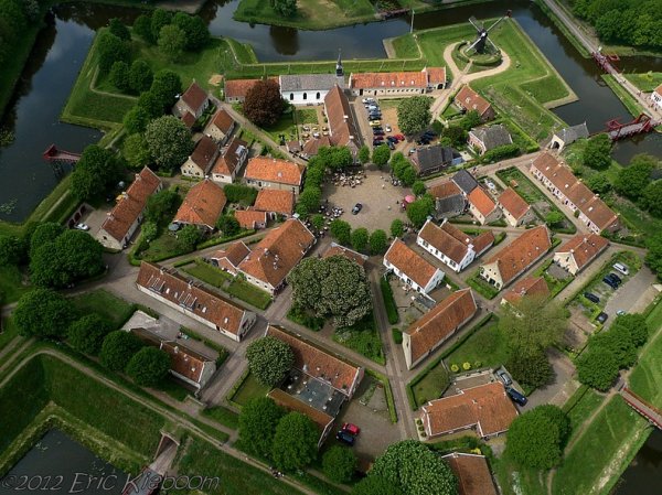 Нидерландский Форт Буртанье, построенный в форме звезды