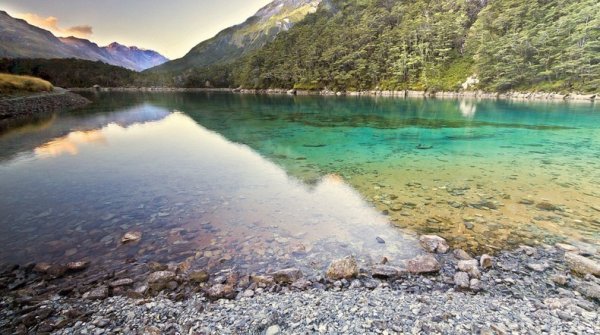 Голубое озеро в новозеландском городе Нельсон – самое прозрачное озеро в мире