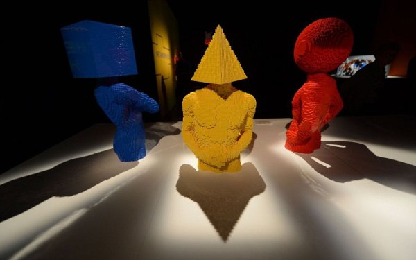 Скульптуры из LEGO на выставке Натана Савайя (13 фото)