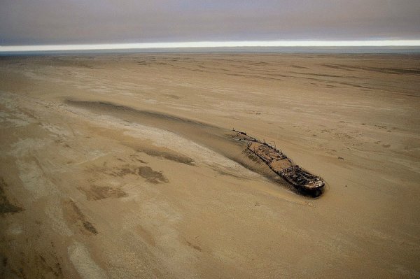 Корабль, заблудившийся в песках Намибии (9 фото)