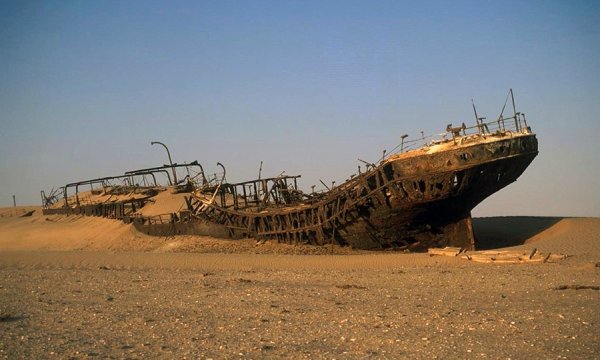 Корабль, заблудившийся в песках Намибии (9 фото)