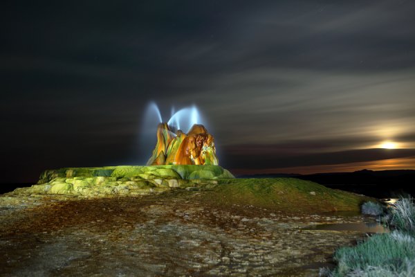 Удивительная красота геотермального гейзера Флай (15 фото)