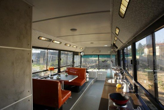 Израильтянки превратили старый автобус в прекрасное жилое пространство