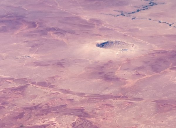Невероятный метеоритный кратер Бэррингера в Аризоне (11 фото)
