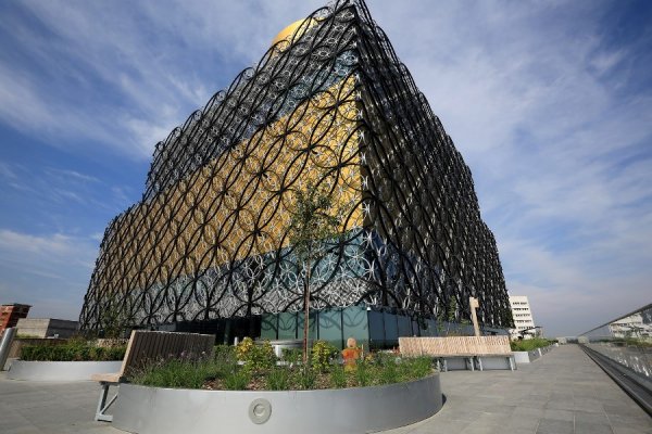 В Бирмингеме открылась крупнейшая в Европе библиотека (15 фото)