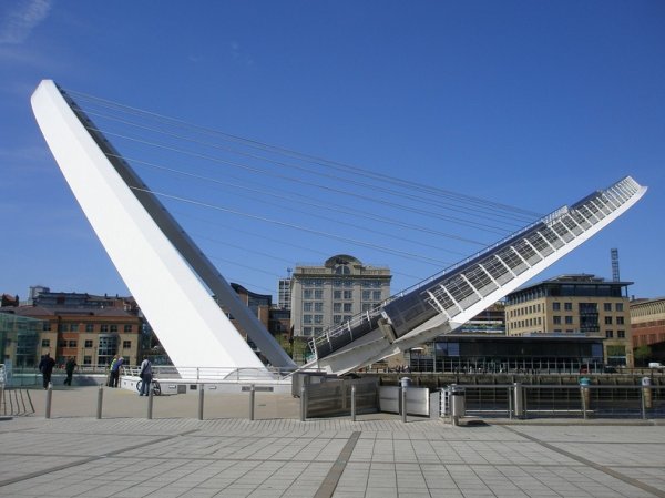 Мост Тысячелетия в Гейтсхеде: единственный в мире наклоняемый мост (13 фото)