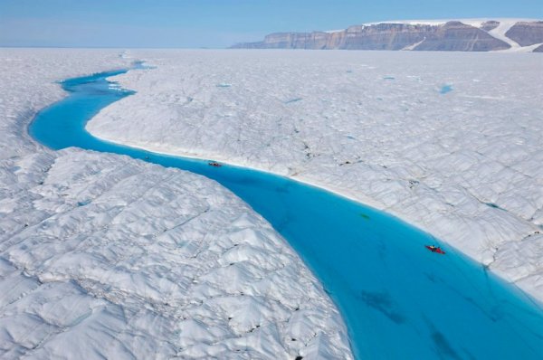 Голубые реки ледника Петерманна (7 фото)